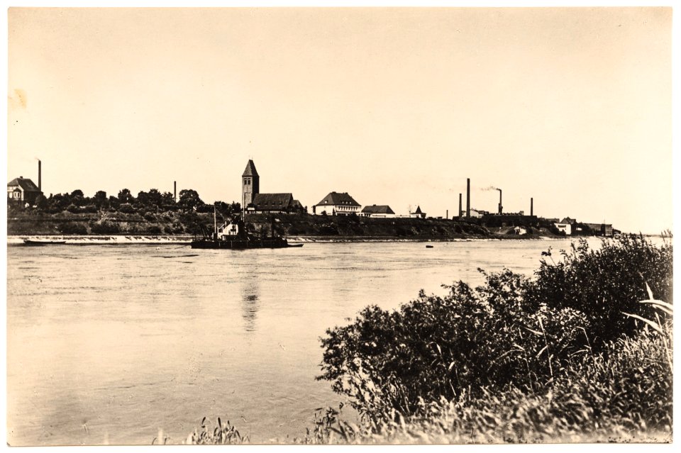 Tangermünde Blick vom gegenüberliegenden Elbufer auf die Zuckerraffinerie Fr Meyers Sohn, Tangermünde und das Direktorwohnhaus