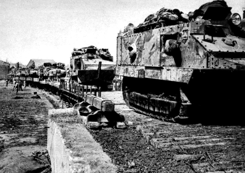Tanks in einem Feldbahnhof