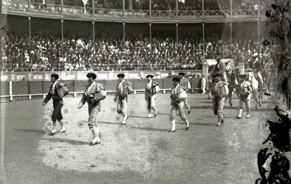Tarde de toros en la plaza de 'El Txofre' (21 de 58) - Fondo Car-Kutxa Fototeka