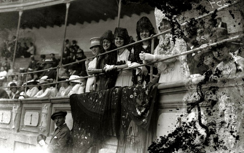 Tarde de toros en la plaza de 'El Txofre' (25 de 58) - Fondo Car-Kutxa Fototeka