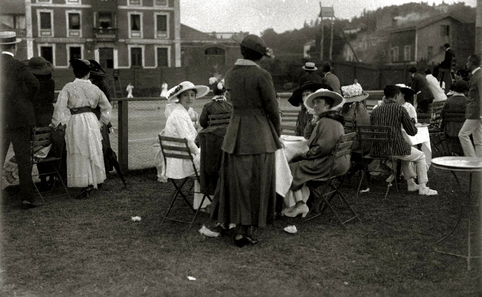 Tardes de merienda en las mesas instaladas en el club de tenis (2 de 2) - Fondo Car-Kutxa Fototeka