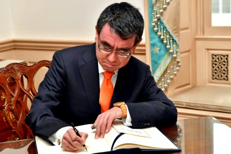 Taro Kono signs Sec Pompeo's guestbook
