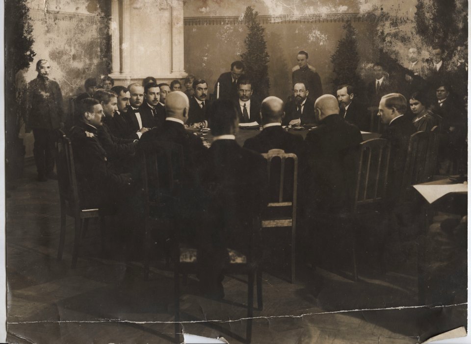 Tartu rahulepingu sõlmimine. Vene delegaadid ja eksperdid. Keskel püsiseisva Eesti ohvitseri ees vene delegatsiooni juht, AM F 23531-2