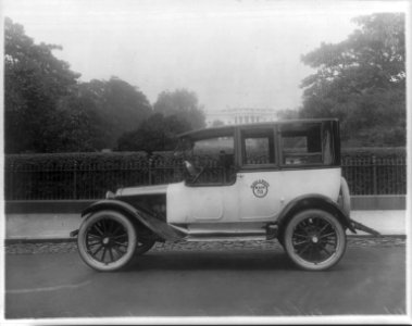 Taxicabs in Washington, D.C. - Black & White behind White House LCCN2001706161