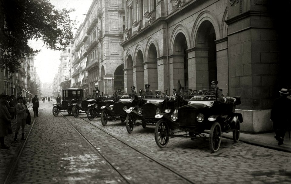 Taxis, aparcados delante de la Diputación Foral en la plaza de Gipuzkoa (1 de 1) - Fondo Car-Kutxa Fototeka