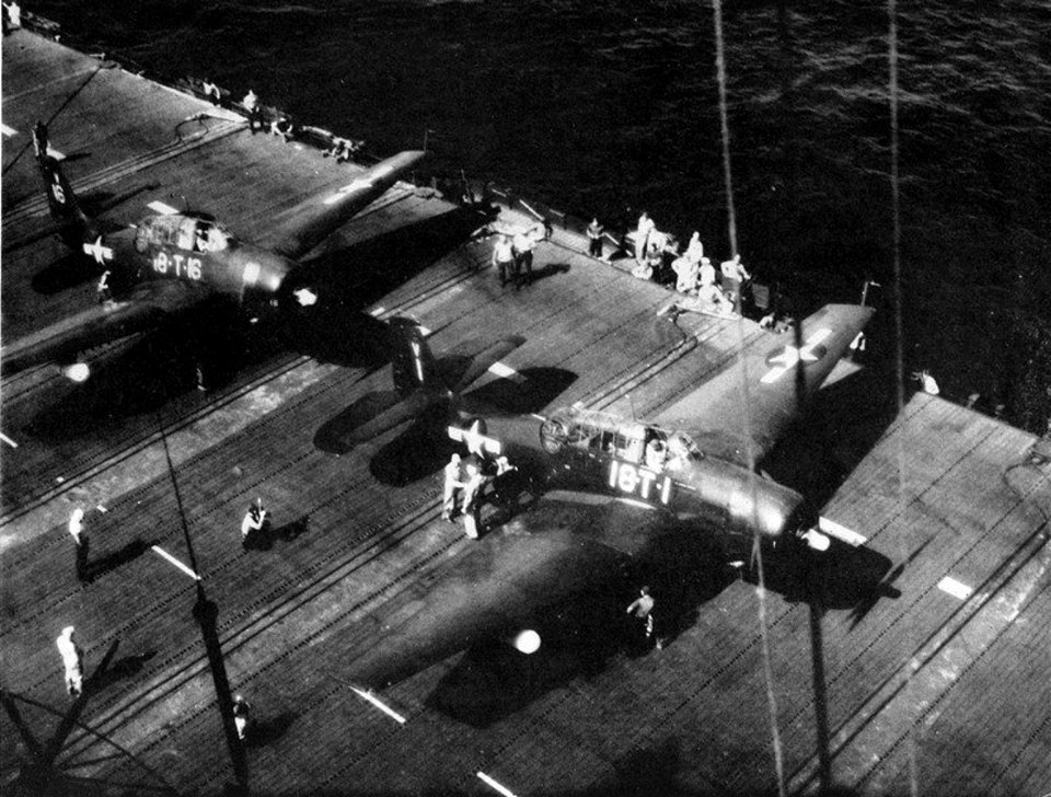 TBM-3E Avengers of VT-18 aboard USS Leyte (CV-32) in 1946