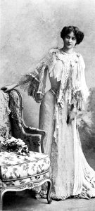 Tea-Gown par Redfern 1902 cropped