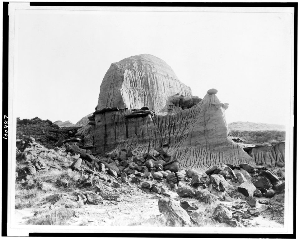 Tea Kettle Butte, Pyramid Park, North Dakota, on the Northern Pacific Railway) - Haynes Photo, St. Paul LCCN90715879