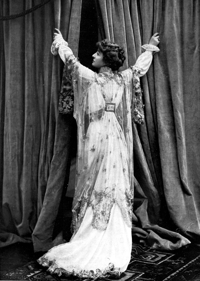 Tea-gown par Redfern 1907 cropped