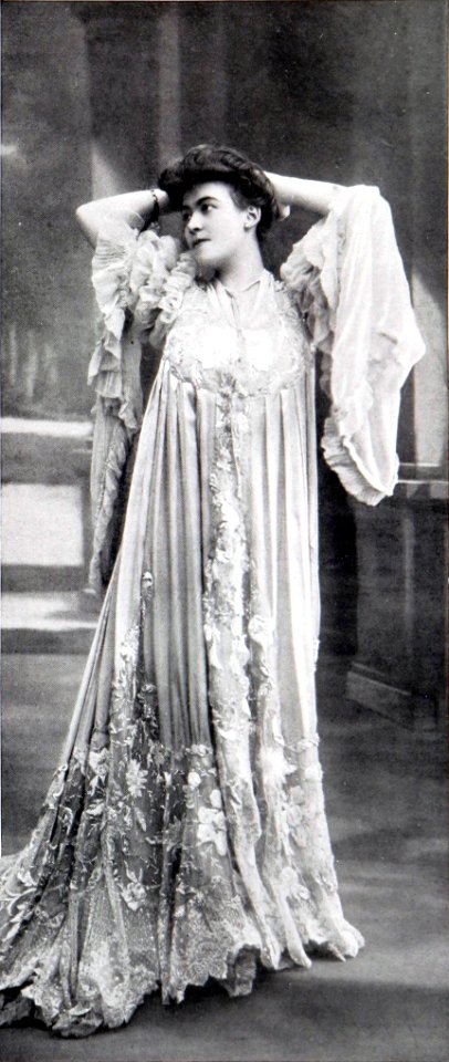 Tea-gown par Redfern 1905 cropped