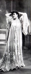 Tea-gown par Redfern 1905 cropped photo