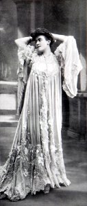 Tea-gown par Redfern 1905 cropped