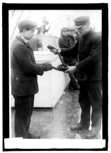 Teaching seamen to tie knots, U.S.S. Calvin Austin LCCN2016821909