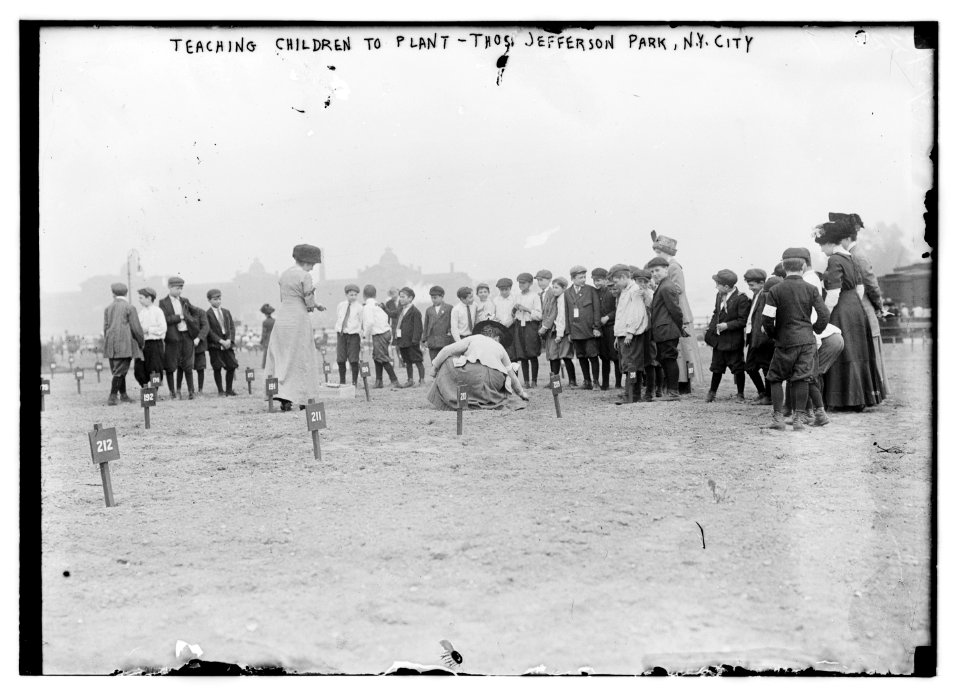Teaching children to plant, Thos. Jefferson Park, N.Y.C. LCCN2014689215