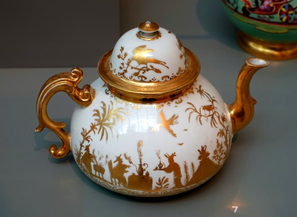 Teapot, probably decorated by the Seuter workshop of Augsburg, Meissen Porcelain Factory, c. 1720-1730, hard-paste porcelain - Wadsworth Atheneum - Hartford, CT - DSC05388