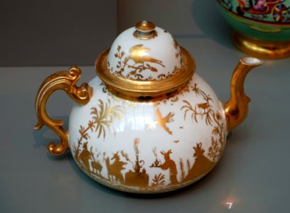 Teapot, probably decorated by the Seuter workshop of Augsburg, Meissen Porcelain Factory, c. 1720-1730, hard-paste porcelain - Wadsworth Atheneum - Hartford, CT - DSC05388