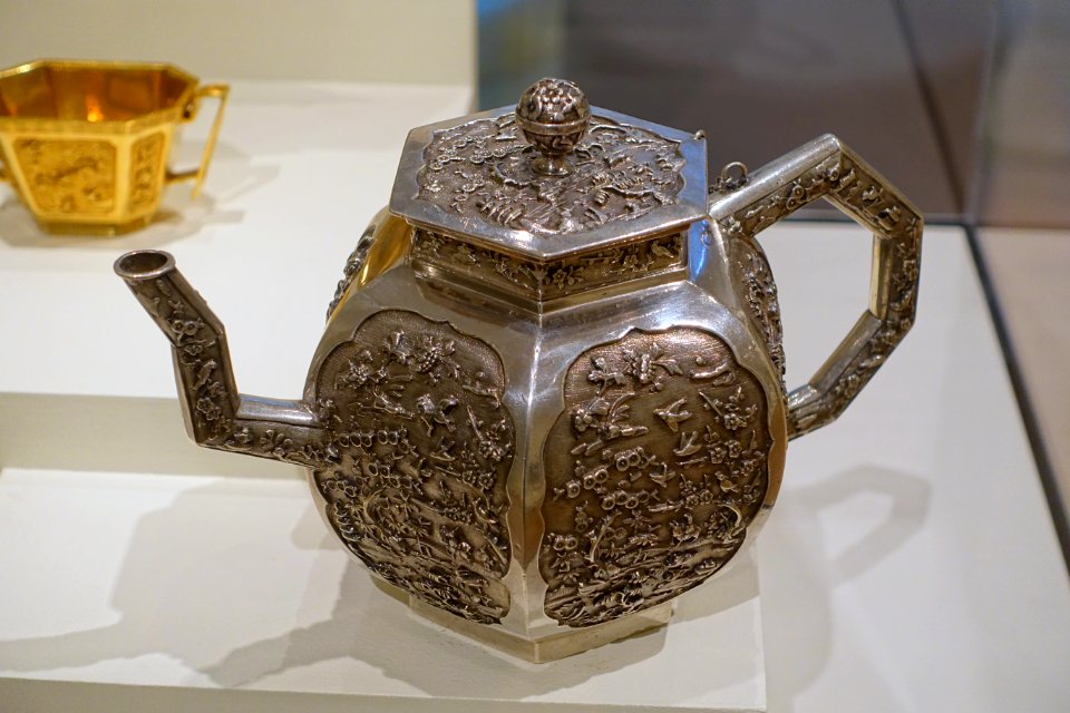 Teapot, China, c. 1680, silver - Peabody Essex Museum - DSC07308