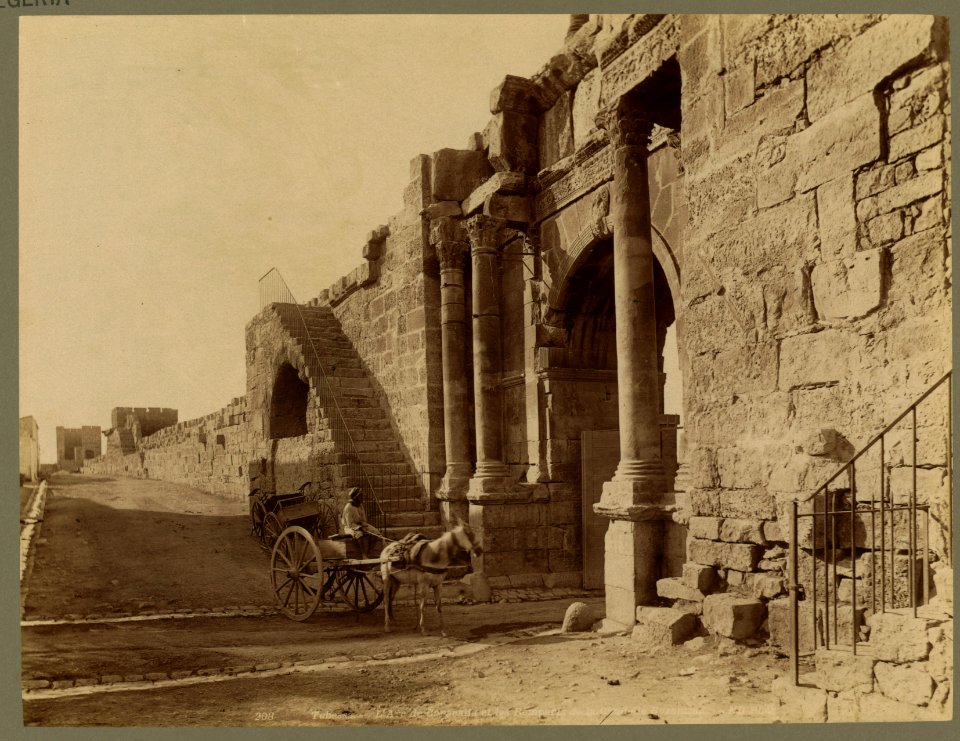Tebessa. L'Arc de Caracalla et les remparts de la citadelle Byzantine - ND Phot. LCCN2004665048