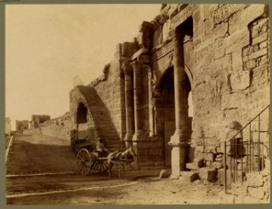 Tebessa. L'Arc de Caracalla et les remparts de la citadelle Byzantine - ND Phot. LCCN2004665048