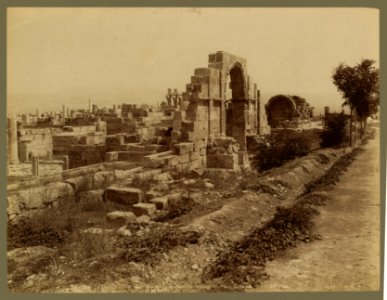 Tebessa. Ruines de la Basilique Byzantine, porte laterale - ND Phot. LCCN2004665050