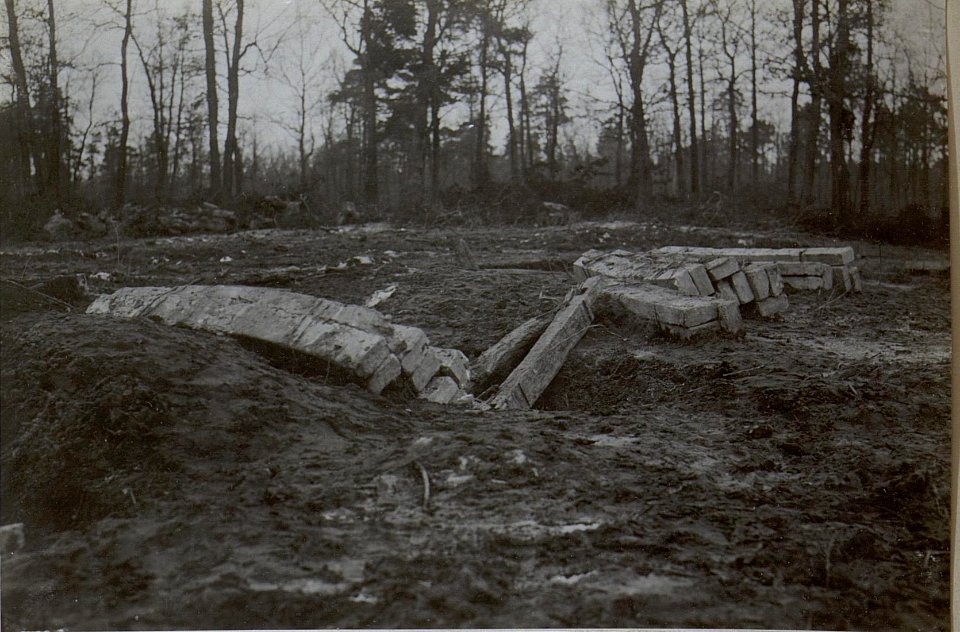 Technischer Kurs.Betonmauer nach der Sprengung. (BildID 15663720)