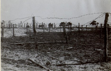 Technischer Kurs. Hochgelagertes Rohr vor der Sprengung. (BildID 15655784)