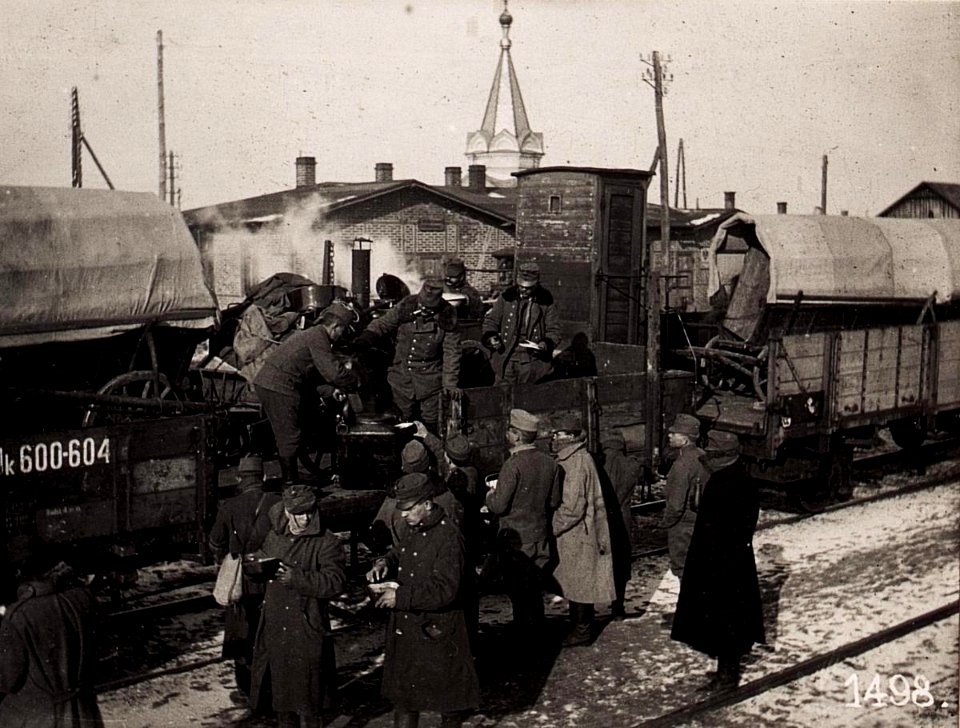 Teeausgabe während des Transportes. (13-III.1918.) (BildID 15713524)