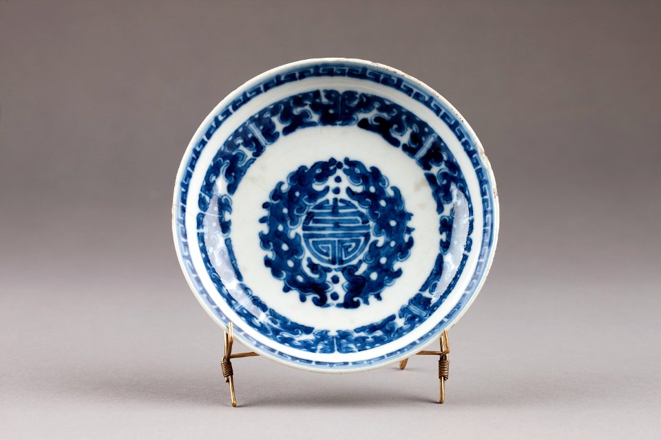 Tefat med tecknet shou (långt liv) från Kina, Qingdynastin - Hallwylska museet - 95615