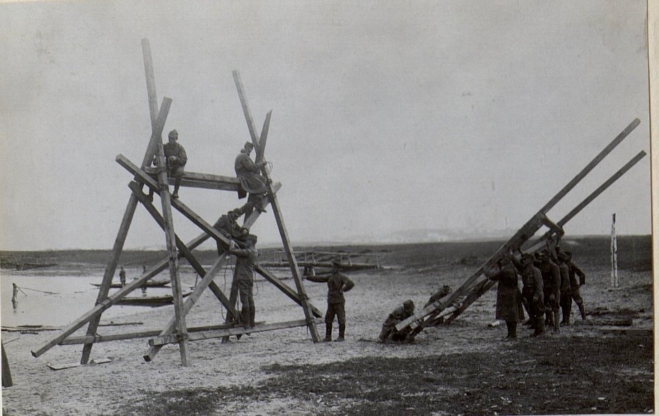 Technischer Lehrkurs Chelm.Schnürren von Stangenböcken. (BildID 15656429)