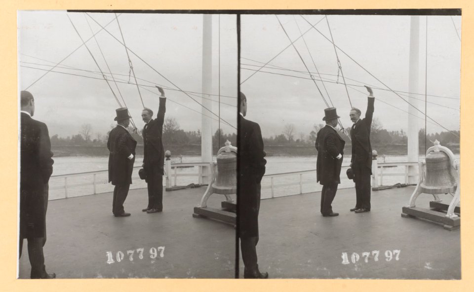 Teddy Roosevelt and Gifford Pinchot on Miss River, Inland Waterways Cmsn. LCCN2013647447