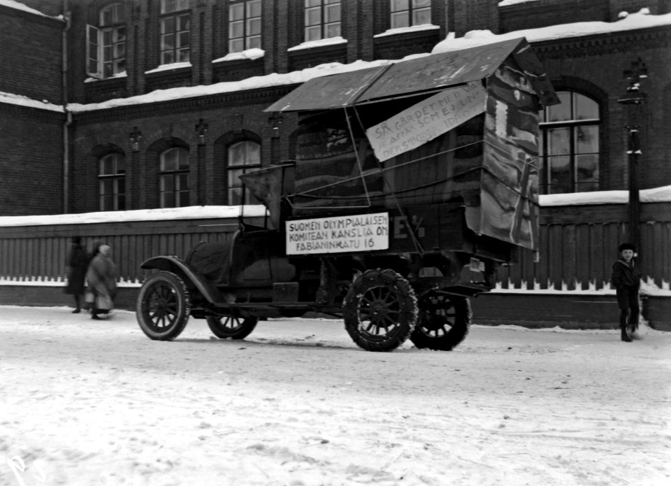 Teekkareiden mainoskulkue vuoden 1924 olympiarahaston kartuttamiseksi - N2291 (hkm.HKMS000005-000001ge)