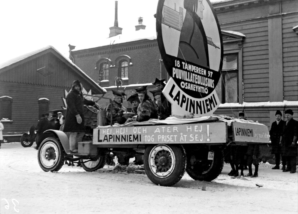 Teekkareiden mainoskulkue vuoden 1924 olympiarahaston kartuttamiseksi - N2292 (hkm.HKMS000005-000001gf)