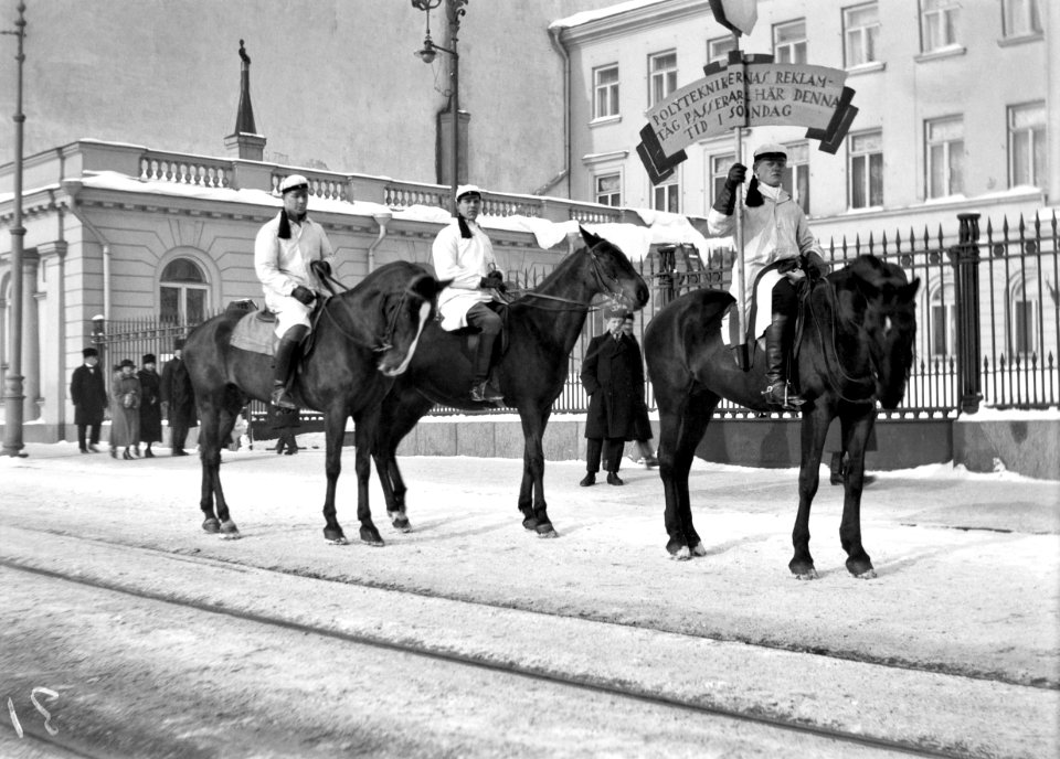 Teekkareiden mainoskulkue vuoden 1924 olympiarahaston kartuttamiseksi - N2269 (hkm.HKMS000005-000001fq)