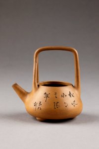 Tekanna från Yixing i Kina med kinesiska tecken - Hallwylska museet - 95939
