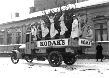 Teekkareiden mainoskulkue vuoden 1924 olympiarahaston kartuttamiseksi - N2290 (hkm.HKMS000005-000001kx)
