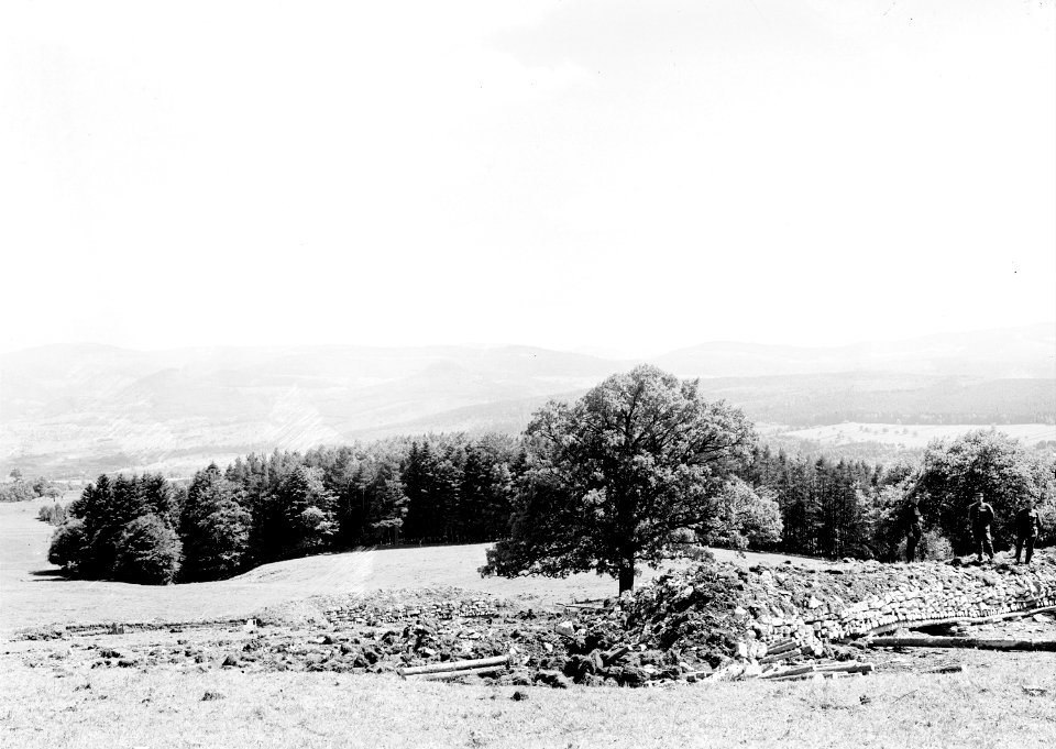 Teilzerstörte Bunkeranlage im Zielgebiet der Haubitzen Batterie - CH-BAR - 3239665