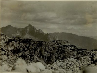 Teil der feindlichen Stellung zwischen feindl. Vorfeldstellung und Steinburg gesehen von Kote 1820 des Mittelabschnittes. Vordergrund der Beginn eines eigenen vorgeschobenen Stellungsbaues, Im Hinterg (BildID 15481240)