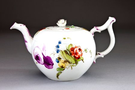 Tekanna från 1770-talet gjord av porslin - Hallwylska museet - 93847