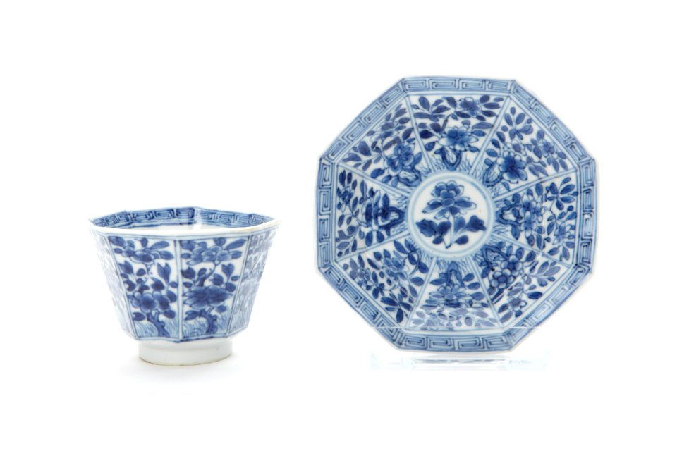 Tekopp och fat i porslin med blå underglasyrmålning från Kina cirka 1662-1722 - Skoklosters slott - 93302