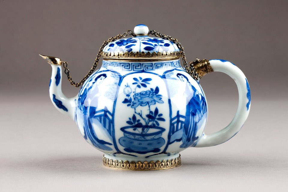 Tekanna från 1700-talet med montering av förgyllt silver - Hallwylska museet - 95624