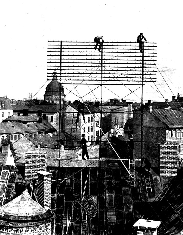 Telefonmontören från Allmäna Telefonbolaget i arbete med uppsättning av telefongalge, början av 1890-talet - Nordiska Museet - NMA.0035453