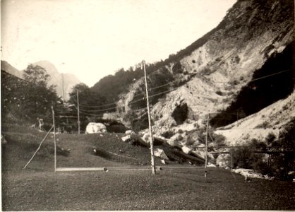 Telephon Unterführung in der Mosenca (Telphonleitung kommt die 5000 Volt Freileitung. Aufgenommen am 19. Mai 1916. (BildID 15475727)