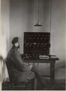 Telephonapparat mit Telephonist des k.u.k.26.Korps 28.11.17. (BildID 15666238)