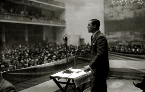 Telesforo Monzon durante un mitin político en un frontón (4 de 5) - Fondo Car-Kutxa Fototeka