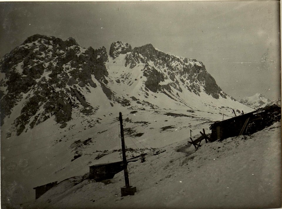 Telephon- und Kommandohütte der 4.Kompagnie des Lst.Inf.Bataillons Nro.150. Standpunkt, Bei Kote 1777 südöstlich der Rattendorfer Alm. (BildID 15467126)