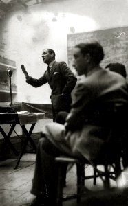Telesforo Monzon durante un mitin político en un frontón (1 de 5) - Fondo Car-Kutxa Fototeka