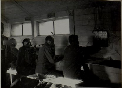 Telephonzentrale beim 40. Divisionskommando im Jägerhause im Walde Dolzok. (BildID 15448991)
