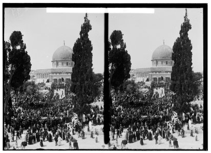 Temple area, Mosque of Omar (i.e., Dome of the Rock), etc. Crowds at the Mosque of Omar during Holy Week. LOC matpc.00892
