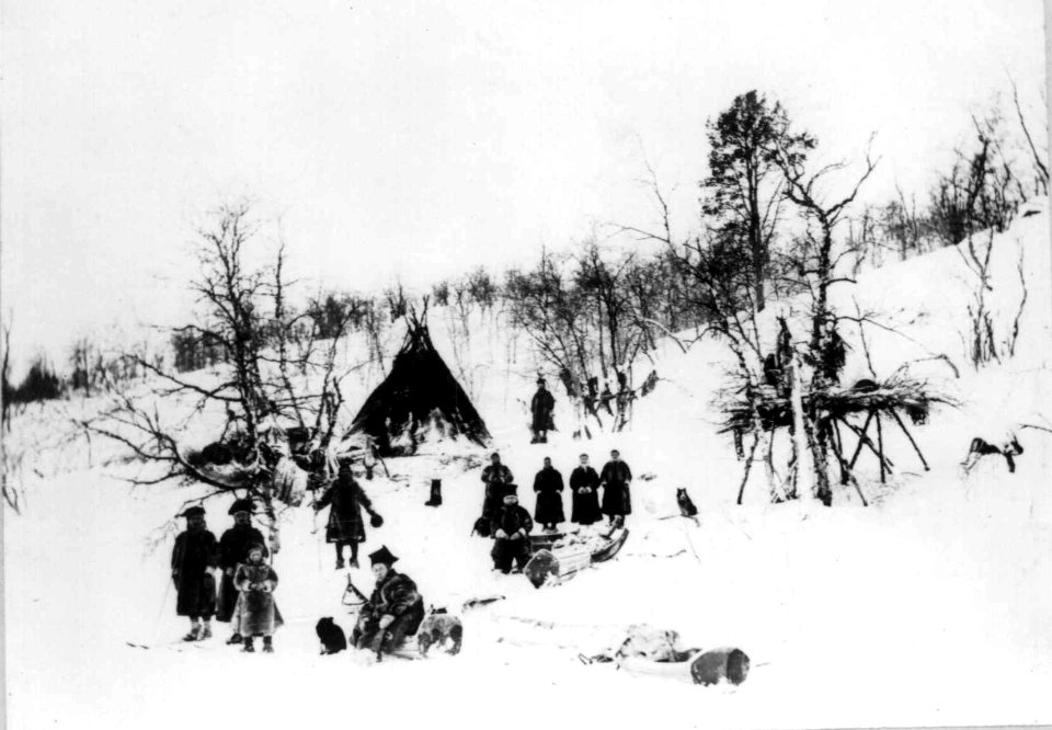 Teltplass med folk og et fjellfinnetelt i fjellet ovenfor Sandnesdalen, Sør-Varanger, Finnmark - Norsk folkemuseum - NF.09765-003