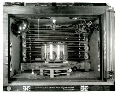 Temperature chamber with motor-driven container photo